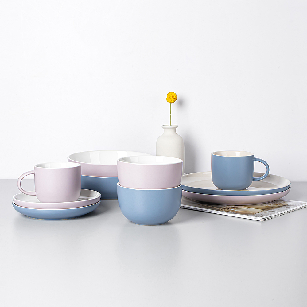 Set di stoviglie in gres smaltato blu e rosa in stile nordico